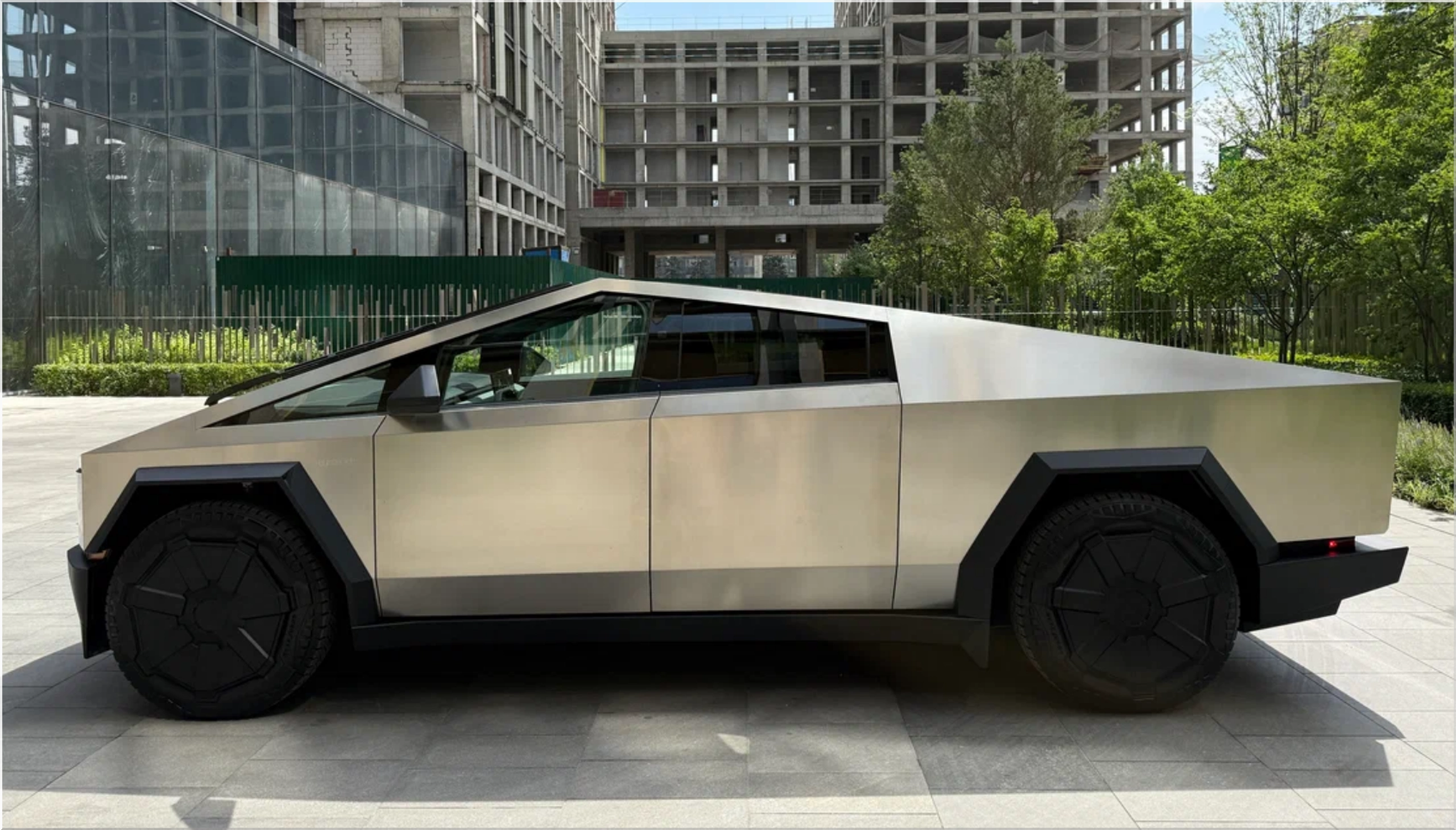 Tesla отзывает Cybertruck: риск потери колеса на ходу