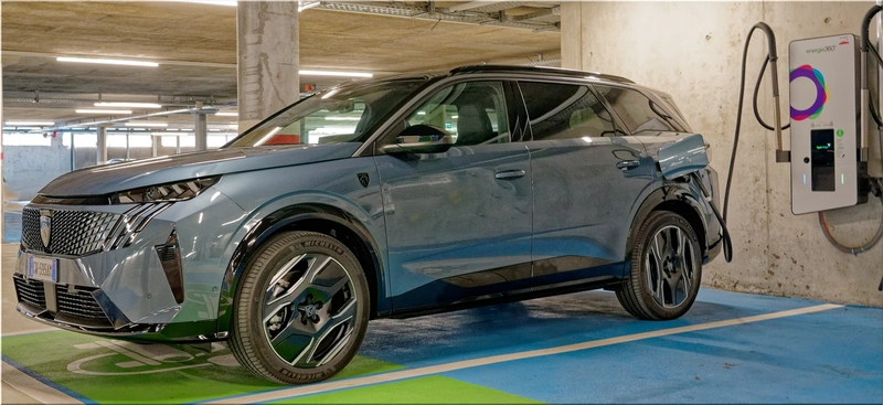 Peugeot E-5008
