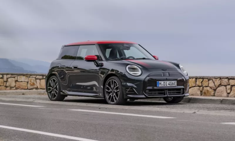 MINI Cooper SE in JCW Trim